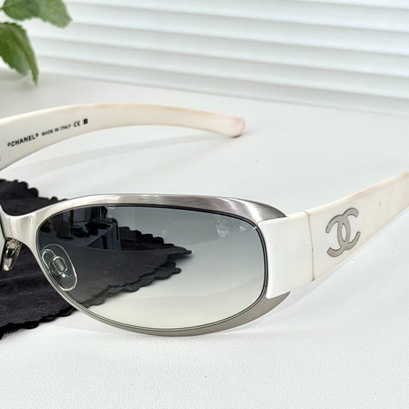 Authentic Chanel 4116 sunglasses - Picture 13 of 16
